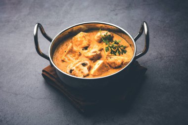 Paneer körisi ya da sabzi mantarı, bir kasede servis edilir. seçici odak