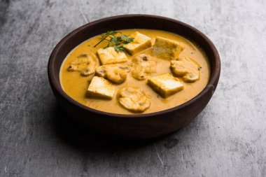 Paneer körisi ya da sabzi mantarı, bir kasede servis edilir. seçici odak