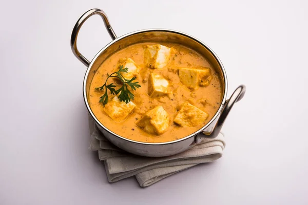 Paneer Korma, Kurma ya da Quorma Hint ana yemek tarifi köri, hindistan cevizi ve fındıktan yapılmış süzme peynirle yapılır.