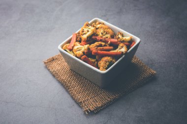 Havuç, karnabahar achar Phoolgobi ve Gajar 'ı kullanarak yaptı. Hindistan 'dan gelen tatlı ve ağrılı bir mevsimlik turşu.