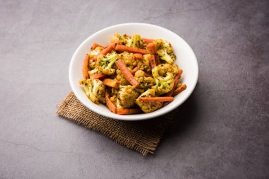 Havuç, karnabahar achar Phoolgobi ve Gajar 'ı kullanarak yaptı. Hindistan 'dan gelen tatlı ve ağrılı bir mevsimlik turşu.