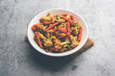 Havuç, karnabahar achar Phoolgobi ve Gajar 'ı kullanarak yaptı. Hindistan 'dan gelen tatlı ve ağrılı bir mevsimlik turşu.