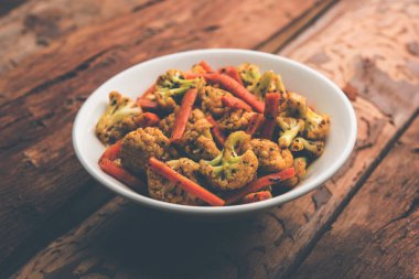 Havuç, karnabahar achar Phoolgobi ve Gajar 'ı kullanarak yaptı. Hindistan 'dan gelen tatlı ve ağrılı bir mevsimlik turşu.