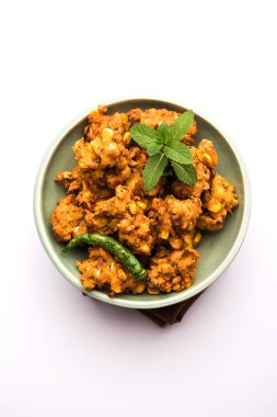 Çıtır mısır pakora / pakoda, bhajji, Bhaji, bajji veya pattice. Domates ve ketçap ile servis edilir.