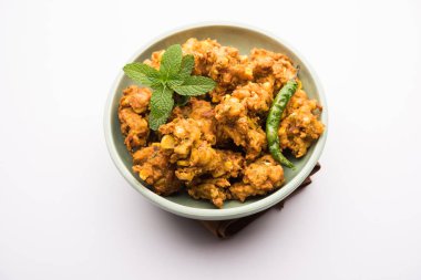 Çıtır mısır pakora / pakoda, bhajji, Bhaji, bajji veya pattice. Domates ve ketçap ile servis edilir.