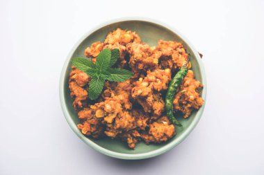 Çıtır mısır pakora / pakoda, bhajji, Bhaji, bajji veya pattice. Domates ve ketçap ile servis edilir.