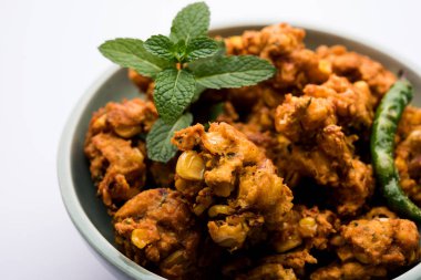 Çıtır mısır pakora / pakoda, bhajji, Bhaji, bajji veya pattice. Domates ve ketçap ile servis edilir.