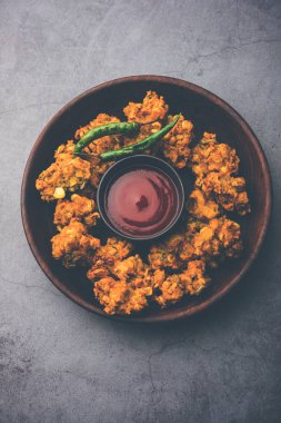 Çıtır mısır pakora / pakoda, bhajji, Bhaji, bajji veya pattice. Domates ve ketçap ile servis edilir.