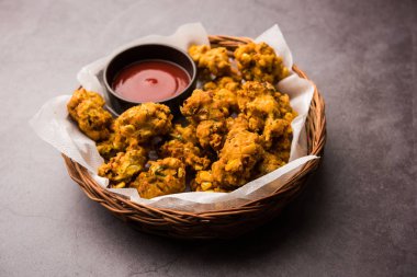 Çıtır mısır pakora / pakoda, bhajji, Bhaji, bajji veya pattice. Domates ve ketçap ile servis edilir.