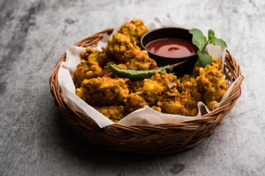 Çıtır mısır pakora / pakoda, bhajji, Bhaji, bajji veya pattice. Domates ve ketçap ile servis edilir.