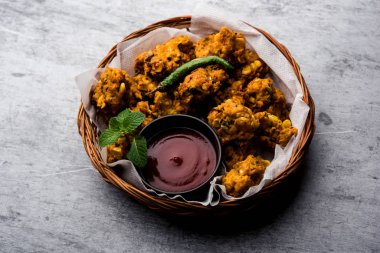 Çıtır mısır pakora / pakoda, bhajji, Bhaji, bajji veya pattice. Domates ve ketçap ile servis edilir.