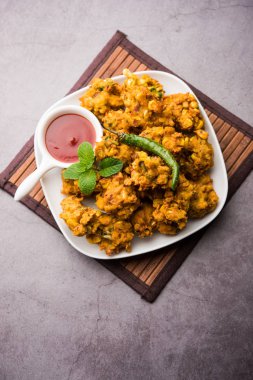 Çıtır mısır pakora / pakoda, bhajji, Bhaji, bajji veya pattice. Domates ve ketçap ile servis edilir.