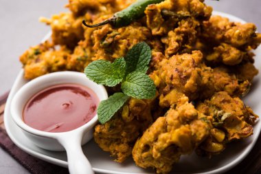 Çıtır mısır pakora / pakoda, bhajji, Bhaji, bajji veya pattice. Domates ve ketçap ile servis edilir.