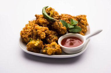 Çıtır mısır pakora / pakoda, bhajji, Bhaji, bajji veya pattice. Domates ve ketçap ile servis edilir.