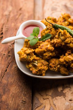 Çıtır mısır pakora / pakoda, bhajji, Bhaji, bajji veya pattice. Domates ve ketçap ile servis edilir.