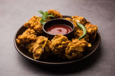 Çıtır mısır pakora / pakoda, bhajji, Bhaji, bajji veya pattice. Domates ve ketçap ile servis edilir.