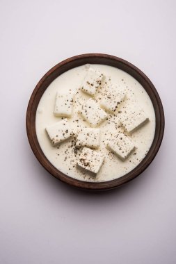 Paneer Dum Kali Mirch / Kalimirch, üzerine beyaz kremalı sos ve karabiber tozu serpiştirilmiş. Bir kasede servis edilir. Seçici odak