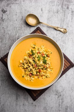 Paneer Bhurji Gravy kasede servis ediliyor. seçici odak