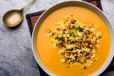 Paneer Bhurji Gravy kasede servis ediliyor. seçici odak