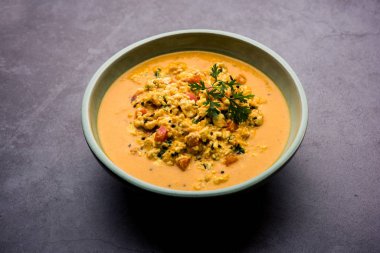 Paneer Bhurji Gravy kasede servis ediliyor. seçici odak