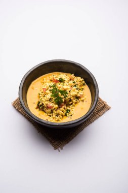 Paneer Bhurji Gravy kasede servis ediliyor. seçici odak