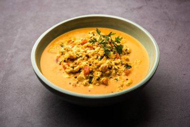 Paneer Bhurji Gravy kasede servis ediliyor. seçici odak