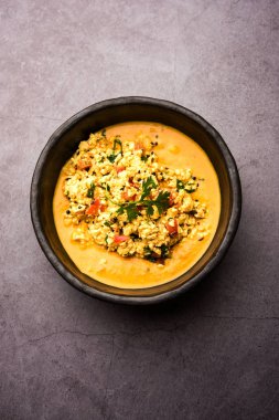Paneer Bhurji Gravy kasede servis ediliyor. seçici odak