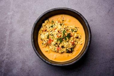 Paneer Bhurji Gravy kasede servis ediliyor. seçici odak