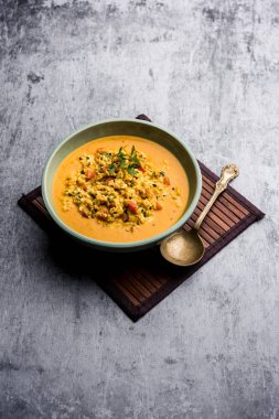 Paneer Bhurji Gravy kasede servis ediliyor. seçici odak