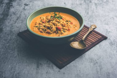 Paneer Bhurji Gravy kasede servis ediliyor. seçici odak