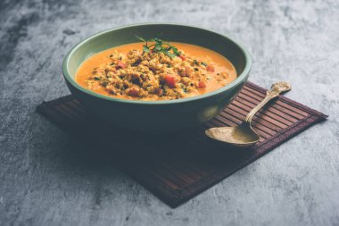 Paneer Bhurji Gravy kasede servis ediliyor. seçici odak