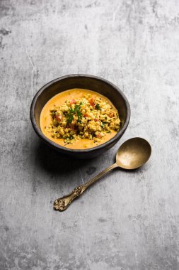 Paneer Bhurji Gravy kasede servis ediliyor. seçici odak