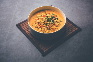 Paneer Bhurji Gravy kasede servis ediliyor. seçici odak