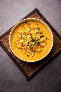 Paneer Bhurji Gravy kasede servis ediliyor. seçici odak