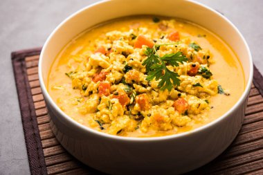 Paneer Bhurji Gravy kasede servis ediliyor. seçici odak