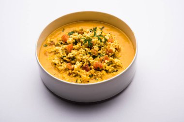 Paneer Bhurji Gravy kasede servis ediliyor. seçici odak