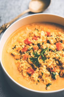 Paneer Bhurji Gravy kasede servis ediliyor. seçici odak