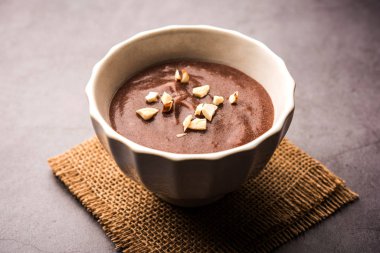 Tatlı Ragi Malt / Sağlıklı Ragi Lapası Ezilmiş kuru meyvelerle süslenmiş bir kasede