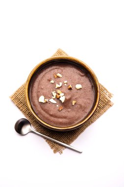 Tatlı Ragi Malt / Sağlıklı Ragi Lapası Ezilmiş kuru meyvelerle süslenmiş bir kasede