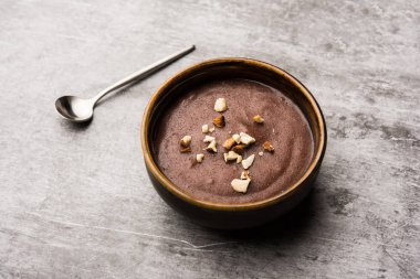 Tatlı Ragi Malt / Sağlıklı Ragi Lapası Ezilmiş kuru meyvelerle süslenmiş bir kasede