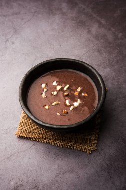Tatlı Ragi Malt / Sağlıklı Ragi Lapası Ezilmiş kuru meyvelerle süslenmiş bir kasede