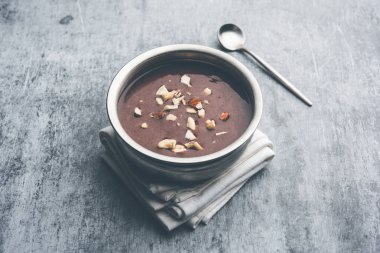 Tatlı Ragi Malt / Sağlıklı Ragi Lapası Ezilmiş kuru meyvelerle süslenmiş bir kasede