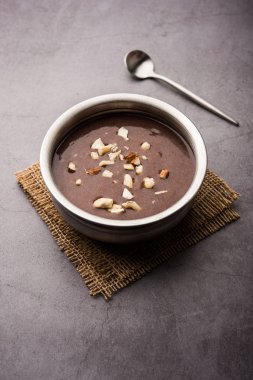 Tatlı Ragi Malt / Sağlıklı Ragi Lapası Ezilmiş kuru meyvelerle süslenmiş bir kasede