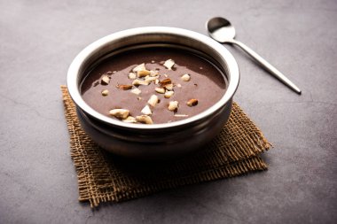 Tatlı Ragi Malt / Sağlıklı Ragi Lapası Ezilmiş kuru meyvelerle süslenmiş bir kasede