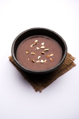 Tatlı Ragi Malt / Sağlıklı Ragi Lapası Ezilmiş kuru meyvelerle süslenmiş bir kasede