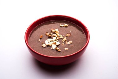 Tatlı Ragi Malt / Sağlıklı Ragi Lapası Ezilmiş kuru meyvelerle süslenmiş bir kasede
