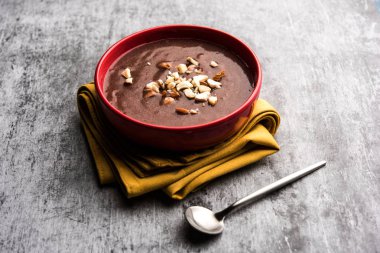 Tatlı Ragi Malt / Sağlıklı Ragi Lapası Ezilmiş kuru meyvelerle süslenmiş bir kasede