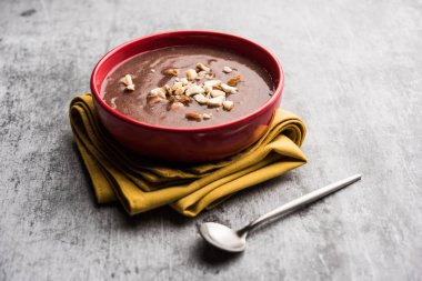 Tatlı Ragi Malt / Sağlıklı Ragi Lapası Ezilmiş kuru meyvelerle süslenmiş bir kasede