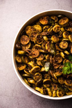 Tendli / Kundroo sabzi veya Kovakkai Poriyal, sarmaşık kabağı olarak da bilinir, bir kase veya karahi 'de servis edilir. seçici odak