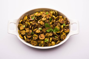 Tendli / Kundroo sabzi veya Kovakkai Poriyal, sarmaşık kabağı olarak da bilinir, bir kase veya karahi 'de servis edilir. seçici odak